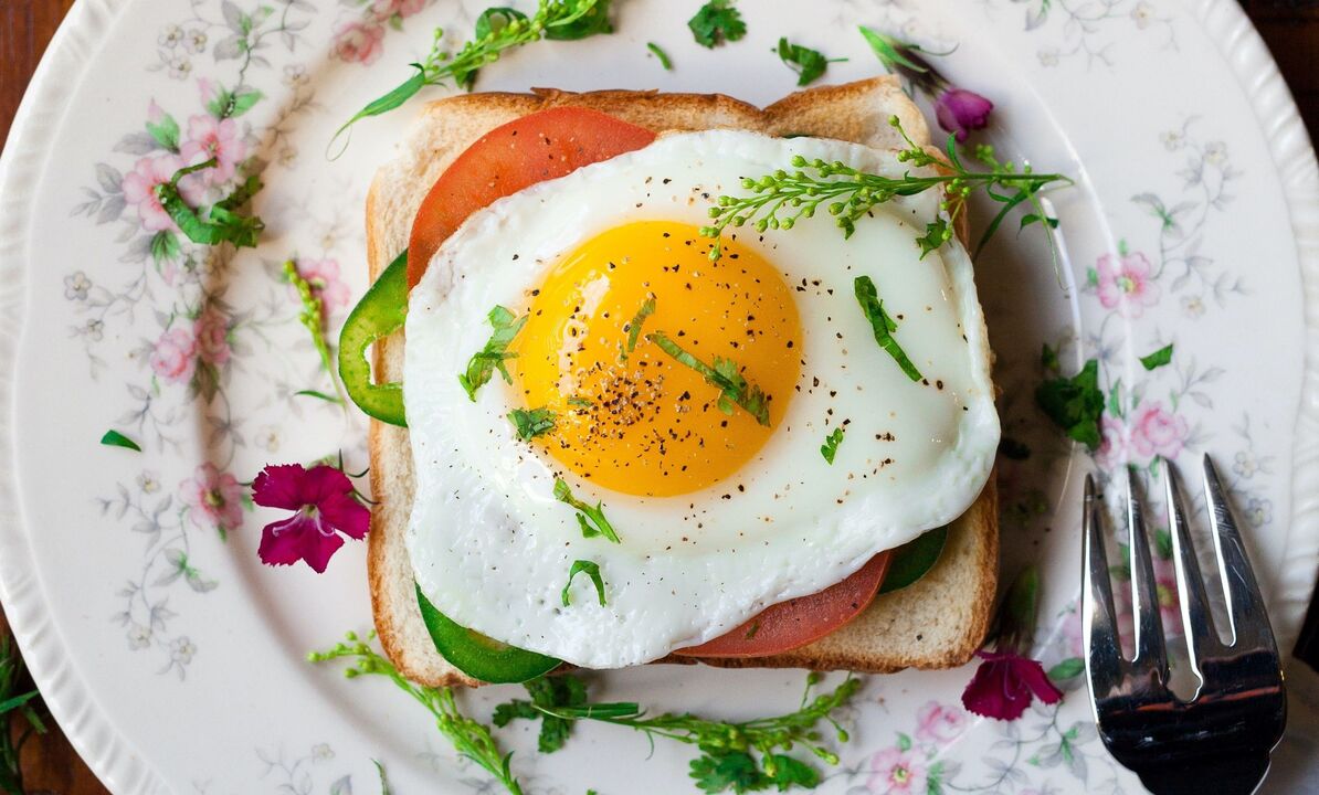 Sándwich de huevos revueltos en una dieta proteica