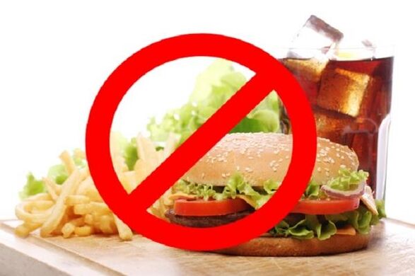 Con gastritis, están prohibidas la comida rápida y las bebidas carbonatadas. 