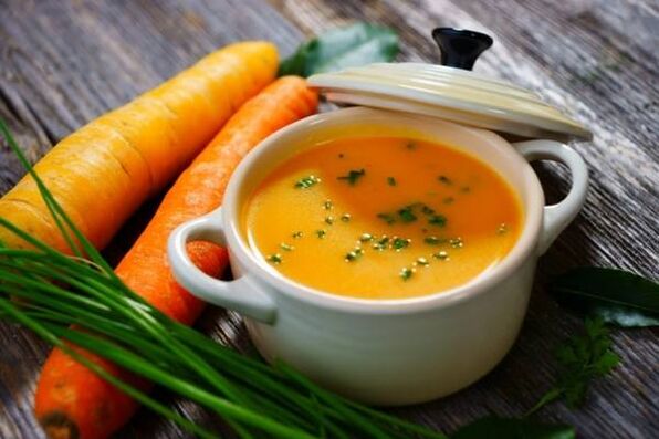 Sopa-puré de patatas y zanahorias en el menú de una dieta moderada para la gastritis